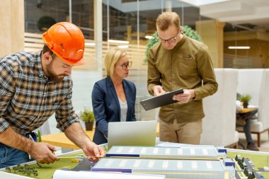 3D mimarlardan oluşan takım 3D modelle birlikte çalışıyor.