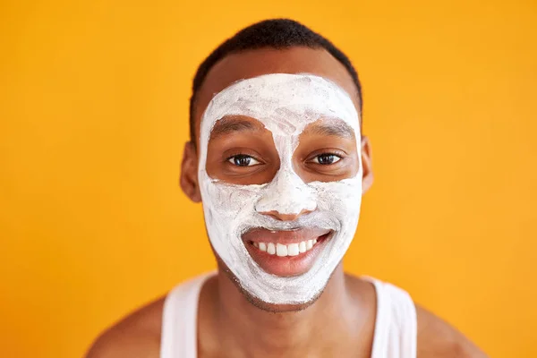 Retrato de hombre africano sonriente positivo con máscara facial — Foto de Stock