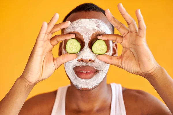 Portrett av en festlig fyr med maske i ansiktet og agurkskiver isolert på gul bakgrunn – stockfoto