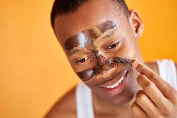 Siyah Afrikalı adamın portresi. Yüz maskesini çıkarıyor. — Stok fotoğraf