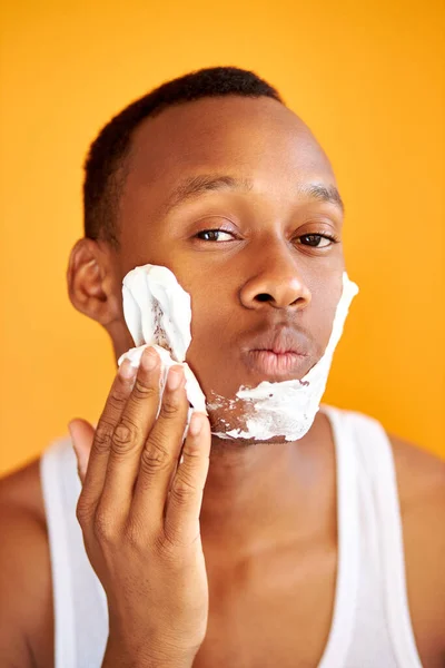 Bel homme afro-américain applique de la mousse à raser avant de se raser la soie — Photo