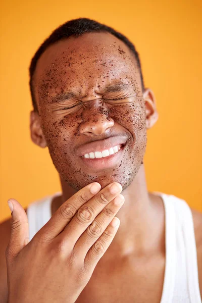 顔に泥の健康なスクラブを持つ幸せな黒人男性 — ストック写真