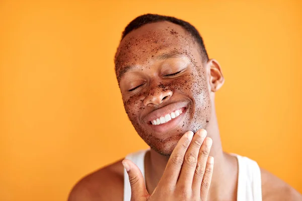 Negro macho obtener belleza cosmética peeling, frotando la piel de la cara — Foto de Stock