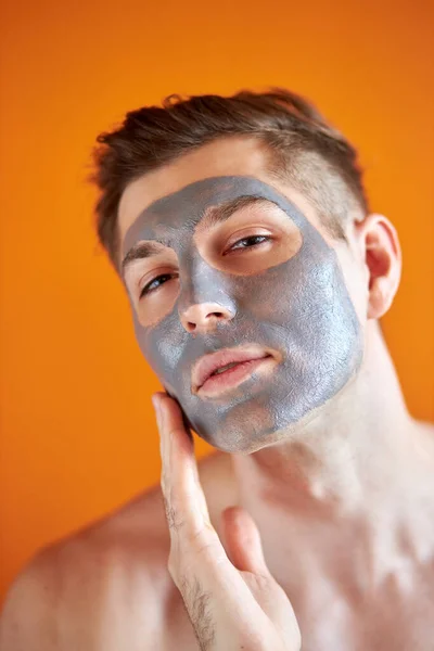 Guapo joven sin camisa chico con máscara de piel cosmética en la cara — Foto de Stock