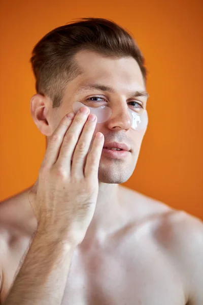 Retrato de hombre caucásico satisfecho con parches bajo los ojos —  Fotos de Stock