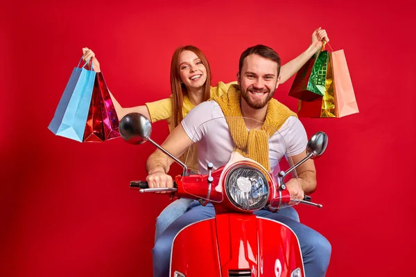 Legrační dva lidé přátelé řídit motocykl doručit dárky k narozeninám — Stock fotografie