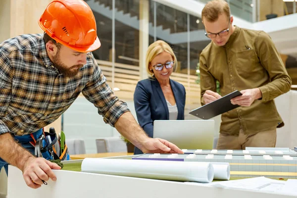 Architecten en ingenieurs werken met blauwdrukken en architectuurplan — Stockfoto