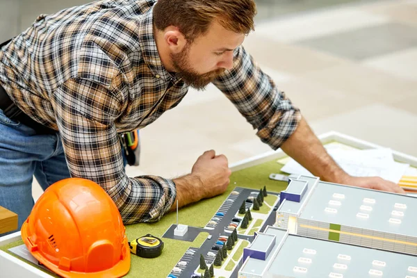 Jovem arquiteto projetando o local de construção — Fotografia de Stock