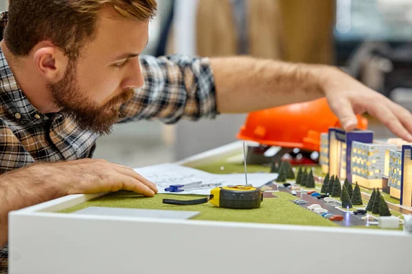 Arquiteto estudante trabalhando no conceito de projeto arquitetônico, usando layout modelo 3d — Fotografia de Stock