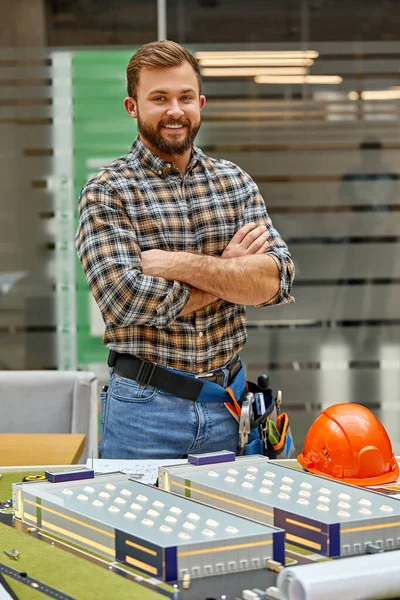 Homem engenheiro confiante no local de trabalho no escritório — Fotografia de Stock