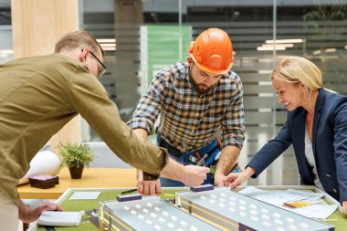Mimarlık bürosunda çalışan mühendis ve mimarlardan oluşan bir ekip.