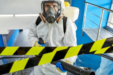 Koruyucu giysi içinde dezenfektan ve maske bina içinde yıkanır.