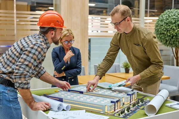 3D-s építészek csapata dolgozik irodai épület 3d modell — Stock Fotó