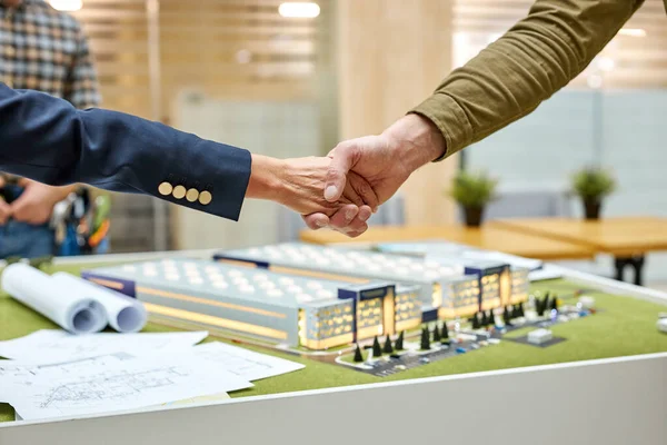 Engenheiros handshaking close-up — Fotografia de Stock