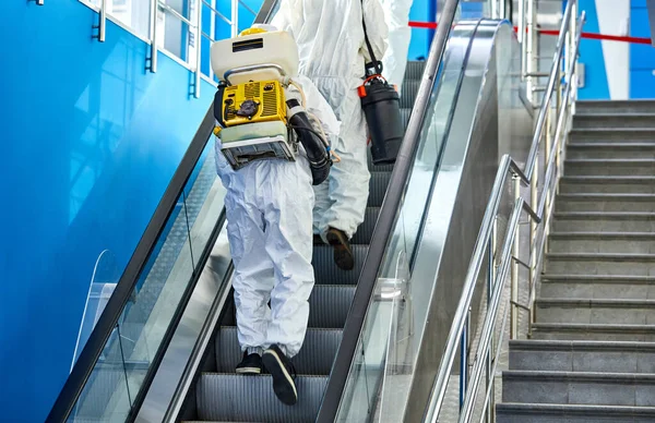 Gruppo di disinfettanti per la pulizia dell'edificio — Foto Stock