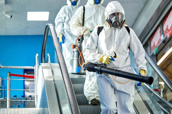 Travailleurs en combinaison Hazmat faire la désinfection à l'intérieur — Photo