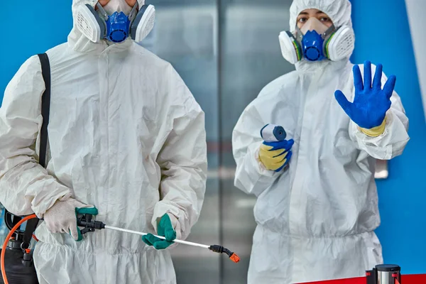 Equipo de desinfectores diciendo que se detenga la propagación del coronavirus — Foto de Stock