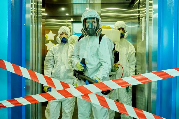 Απολυμαντικά σε ανελκυστήρα, έτοιμα να σκοτώσουν μολύνσεις — Φωτογραφία Αρχείου