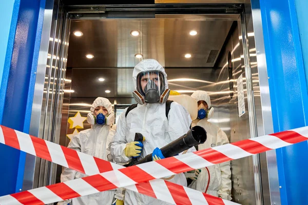 Quarantena del coronavirus. disinfezione e decontaminazione in un luogo pubblico — Foto Stock