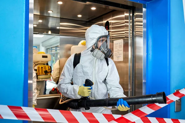 Desinfección y descontaminación en un lugar público —  Fotos de Stock