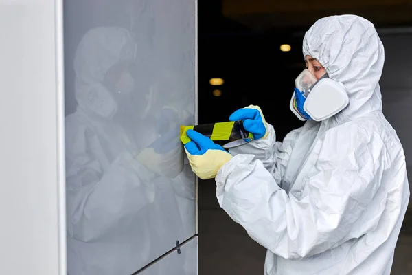Desinfetante pasta masculina sobre as paredes com fita adesiva — Fotografia de Stock