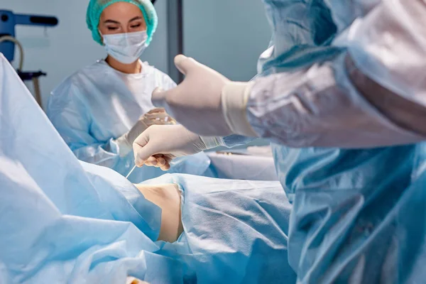 Equipe de cirurgiões está lutando pela vida do paciente doente — Fotografia de Stock