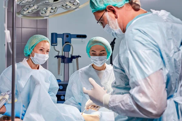 Équipe de chirurgiens professionnels se bat pour la vie du patient malade — Photo
