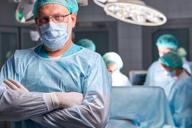 Profesyonel doktor cerrah ameliyathanede, portre