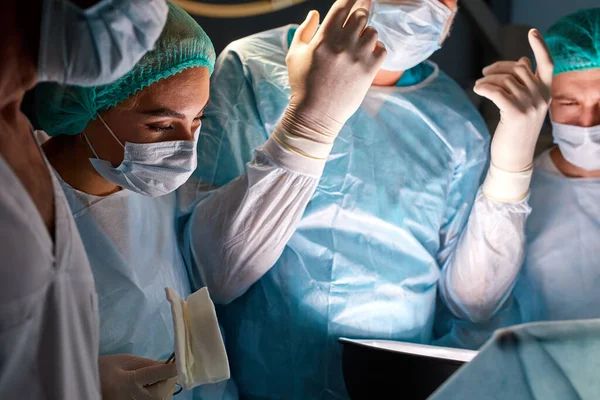 Equipe de cirurgiões profissionais está lutando pela vida do paciente doente — Fotografia de Stock