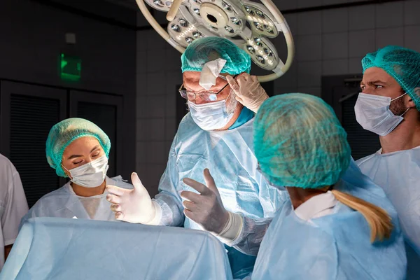 Médecins et assistants caucasiens confiants prennent naissance — Photo
