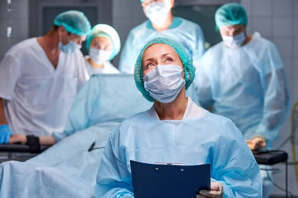 Retrato de assistente de médicos que fazem a operação ao paciente — Fotografia de Stock