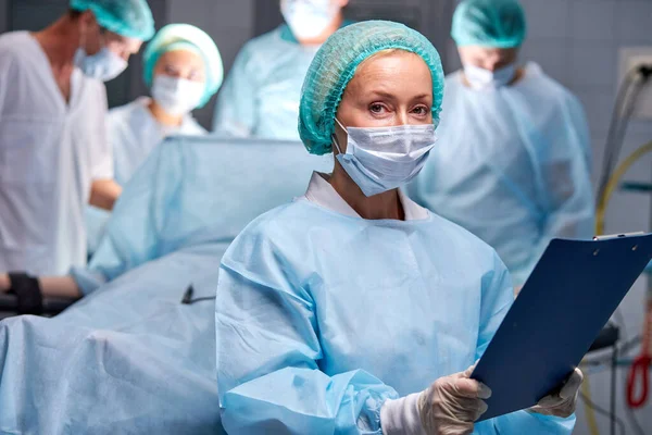 Portrait de l'assistant des médecins faisant une opération au patient — Photo