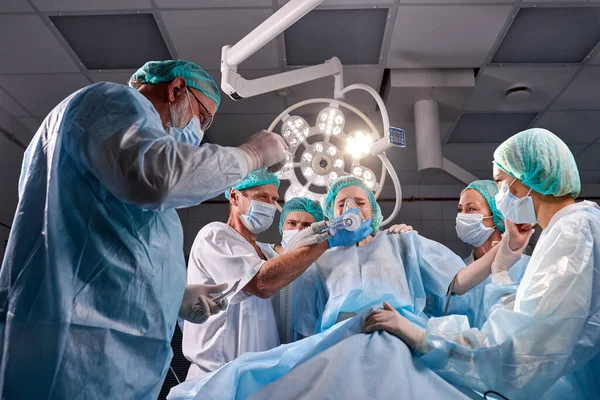 ทีมแพทย์ผู้ใหญ่ผิวขาวสมัครปฐมพยาบาล — ภาพถ่ายสต็อก