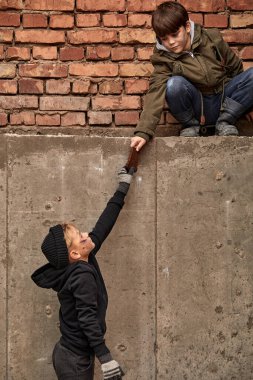 Dost canlısı çocuk, sokak arkadaşına bir parça ekmek ver.
