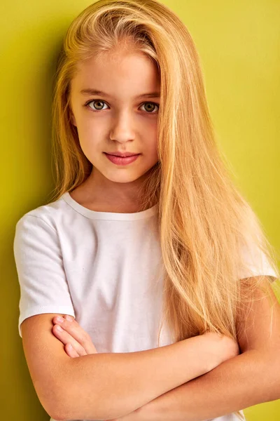 Bella ragazza caucasica con lunghi capelli biondi isolati su sfondo verde — Foto Stock