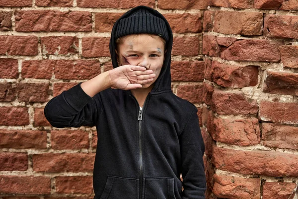 Портрет несчастного уличного мальчика одного на улице — стоковое фото