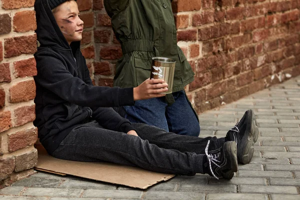 子供やホームレスの少年は空腹で見知らぬ人からの食糧援助を求め — ストック写真