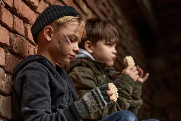 Arme straatkinderen genieten van eten op straat — Stockfoto