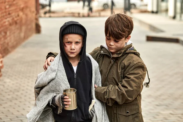 Δύο άστεγα παιδιά ζητούν βοήθεια στο δρόμο. — Φωτογραφία Αρχείου