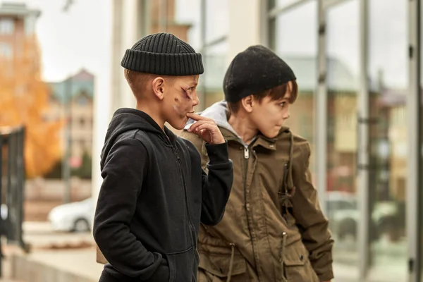 Twee kinderen plunderaars staan op zoek naar winkel — Stockfoto