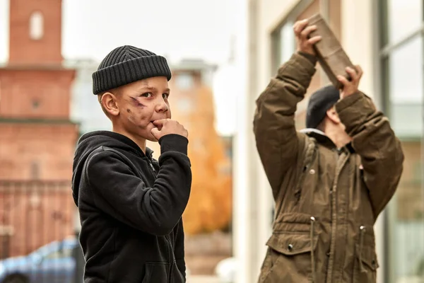 Wanhopige jongens plegen een misdaad in de stad straat — Stockfoto