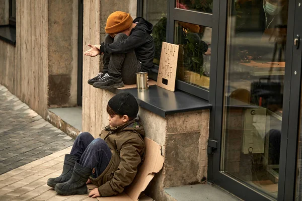 Bambini orfani tristi che chiedono l'elemosina in città — Foto Stock