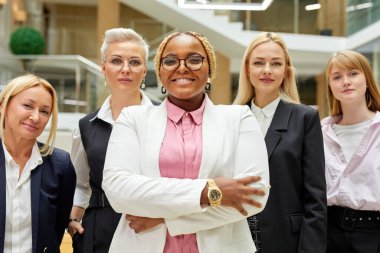 Çeşitli meslektaşlardan oluşan olumlu arkadaş canlısı bir ekibin portresi