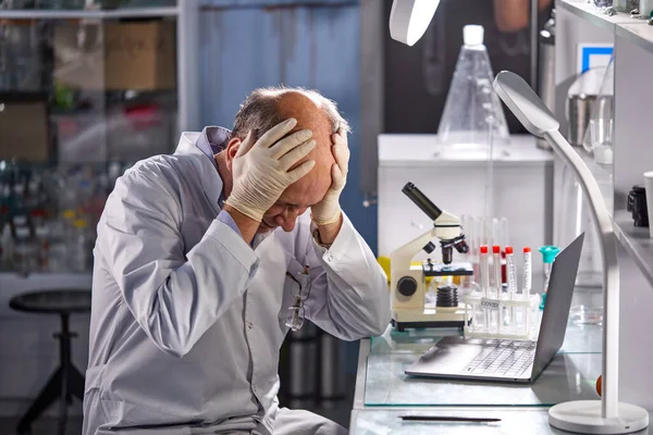 Tudós feszült a kémiai laboratóriumban — Stock Fotó