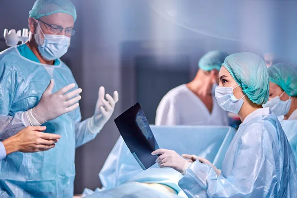 Médico adulto profissional mostra um exemplo de uma operação para estagiários ou estudantes — Fotografia de Stock