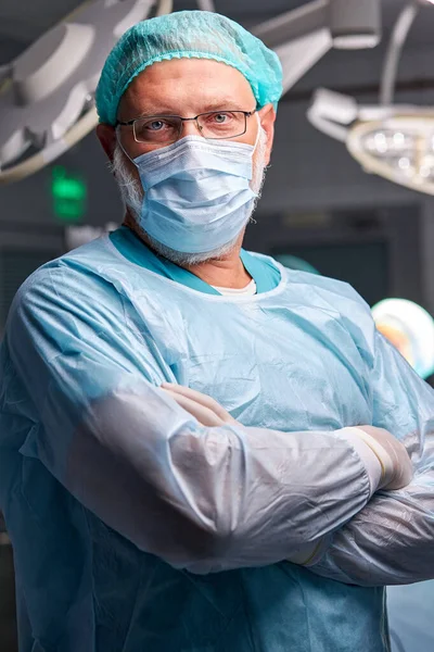 Médecin chirurgien dans la salle d'opération, portrait — Photo