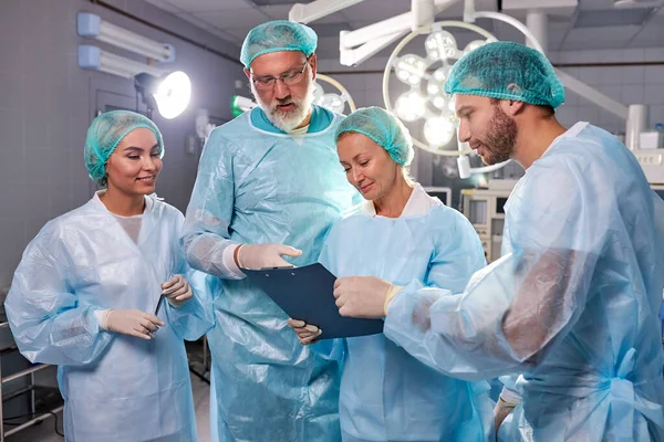 Retrato de grupo amigável de cirurgiões após a operação — Fotografia de Stock