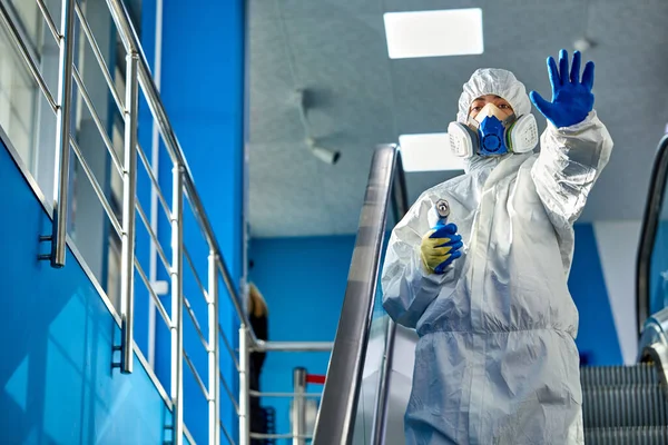 Desinfetante vestindo trajes de proteção desinfetando escadas com produtos químicos spray — Fotografia de Stock