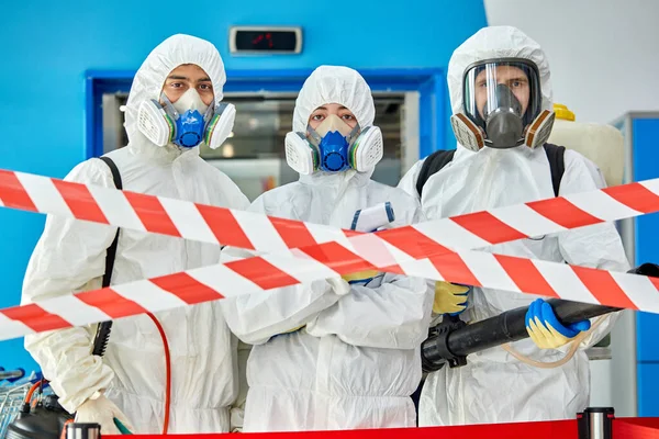Ομάδα καθαρισμού στο κτίριο εν μέσω της επιδημίας coronavirus — Φωτογραφία Αρχείου