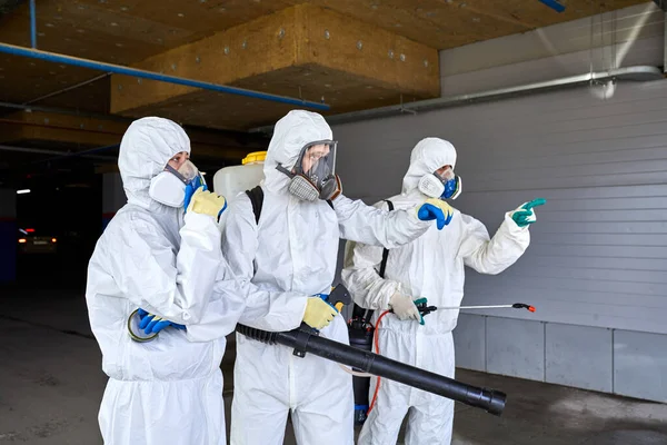 Portrait de l "équipe de désinfectants professionnels prêts à prévenir le coronavirus — Photo